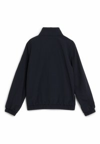 Marinblå jacka med hög krage, elastiska ärmslut och en rynkad nederkant. Slät tyg med en fast textur och inga synliga mönster.