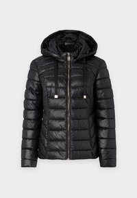 Zwarte pufferjack met capuchon, gequilt design en een voorzijde rits. Voorzien van trekkoorden en gouden accenten op de ritstrekkers en toggles.