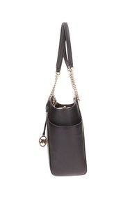 Borsa a mano in pelle nera con finitura testurizzata, con catena e manici in pelle, e un ciondolo rotondo in oro. Apertura superiore con un ampio interno.