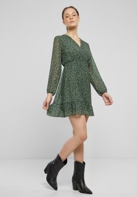 Cloud 5ive WICKELOPTIK MIT LEO PRINT - Denné šaty - dark green