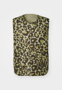 Polstret vest med et grønt og brunt leopardmønster, rund hals, trykknap-lukking og to frontlommer.
