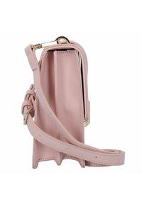Borsa a mano in finta pelle rosa con texture liscia, vista laterale che mostra una tracolla intrecciata e accenti in oro. Interno con molteplici scomparti.
