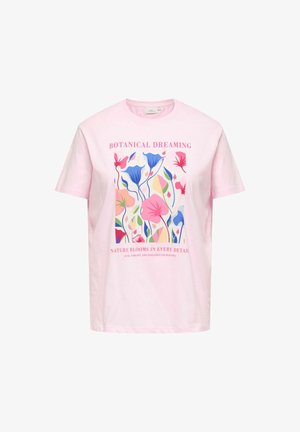 Šviesiai rožinė marškinė su spalvingu abstrakčiu gėlių spaudu ir užrašais "Botaniniai Sapnai" ir "Gamta žydi kiekviename dizaine" ant priekinės dalies.