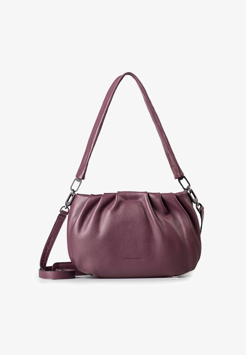 Lila Lederhandtasche mit gerafftem Design, verstellbarem Schultergurt und silbernen Hardware-Details. Sie verfügt über eine glatte Textur und eine kompakte Form.