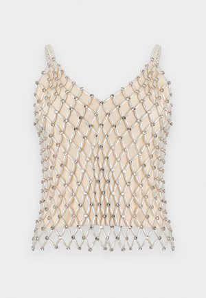 Camisole beige avec une large superposition en filet ouvert, décorée de petites perles argentées rondes formant des losanges.