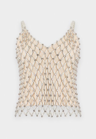 Μπεζ φανελάκι με ευρύ ανοιχτό δίχτυ επικάλυψη, διακοσμημένο με μικρές στρογγυλές ασημένιες χάντρες που σχηματίζουν ρόμβους.