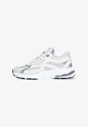 Lichtgewicht hardloopschoen in wit en grijs, met een bovenwerk van mesh, gevoerde kraag en een zwarte rubberen zool met gestructureerde accenten.