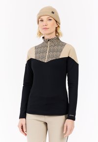 Langærmet sort top med en lysebrun overdel med leopardmønster. Høj krave og lynlåsdetalje, lavet af et glat, strækbart materiale.