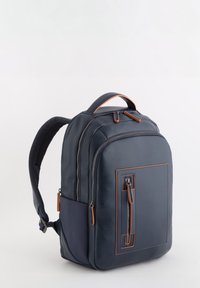 Mochila de cuero azul marino con textura suave, acentos naranjas, cierres de doble cremallera y un bolsillo lateral. Correas ergonómicas para mayor comodidad.