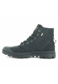 Botas altas negras de cuero texturizado con suela de goma, que cuentan con ojales de metal, cordones y una lengüeta trasera.