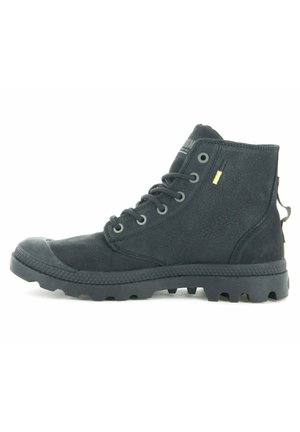 Bottines noires montantes en cuir texturé avec une semelle en caoutchouc, dotées d'œillets en métal, de lacets et d'une languette arrière.