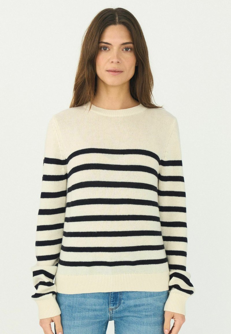 Gemusterter Pullover in Creme mit horizontalen Streifen in Marineblau. Verfügt über einen runden Ausschnitt sowie gerippte Säume und Bündchen. Weiche Textur.