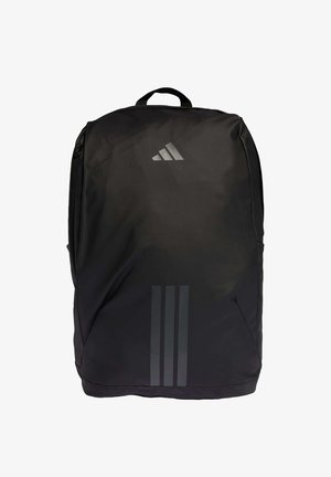 Musta reppu kestävästä kankaasta, jossa on yläkahva, sivuvetoketju ja kolme erilaista harmaata raitaa edessä.