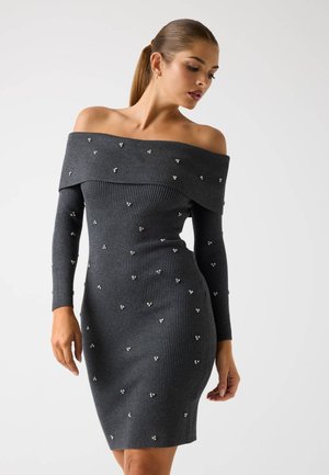 Robe à épaules dénudées en ribbed gris foncé, ornée d'éléments en argent et avec une coupe ajustée à manches longues.