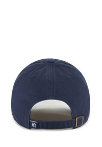 Marineblaue Baseballmütze mit einer Baumwolltextur, gewölbtem Schirm, verstellbarem Riemen auf der Rückseite und einem weißen gestickten Logo an der Seite.