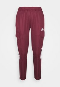 Bordeauxfarbene Adidas Trainingshose mit elastischem Bund, Cargo-Taschen an den Seiten, weißem Adidas-Logo am rechten Oberschenkel und weißen Streifen an den Waden.