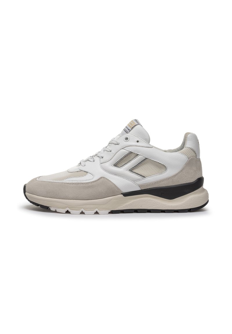 Sneaker bianche e grigie con elementi in suede e rete, dotate di suola imbottita, chiusura con lacci e un accento nero alla base.