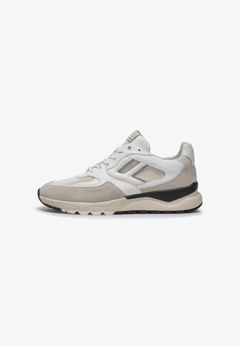 Sneaker bianche e grigie con elementi in suede e rete, dotate di suola imbottita, chiusura con lacci e un accento nero alla base.