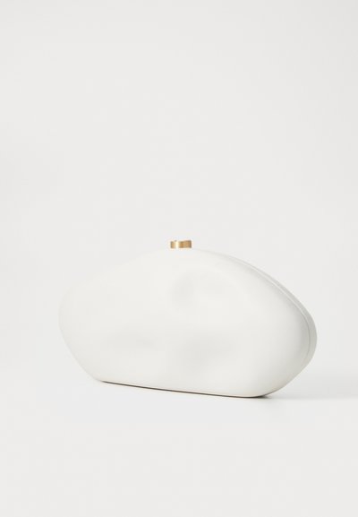 Bolsa de mão branca com uma forma suave e curva, semelhante a uma nuvem. Apresenta um fecho em tom dourado na parte superior. O material parece suave e estruturado.