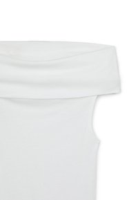 Top bianco off-shoulder realizzato in tessuto morbido; presenta un collo a risvolto, design senza maniche e una silhouette aderente.