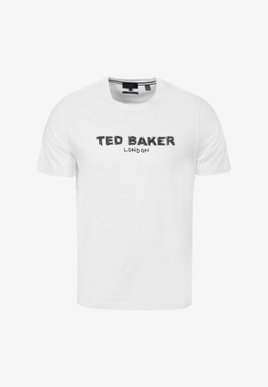 Camiseta blanca de manga corta y cuello redondo con la inscripción "TED BAKER LONDON" en negro en el pecho, mostrada sobre un fondo liso.