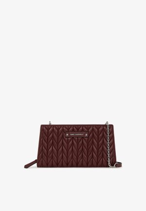Bolsa de pele burgundy acolchoada com alça de corrente prateada e placa de logotipo. Apresenta um formato retangular e um padrão texturizado.