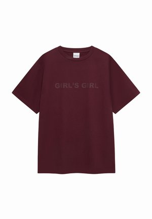 Bordeauxrood T-shirt met korte mouwen en ronde hals, bedrukt met "GIRL'S GIRL" in iets donkerder bordeauxrood over de borst.