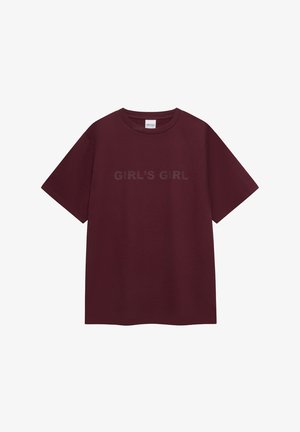 Bordeauxrood T-shirt met korte mouwen en ronde hals, bedrukt met "GIRL'S GIRL" in iets donkerder bordeauxrood over de borst.