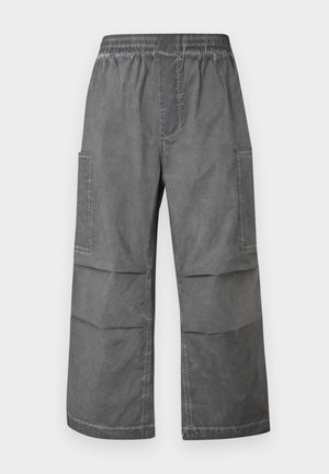 Grå cargo bukser med elastisk talje, to sidelommer og et afslappet design med brede ben. Stof har en tekstureret, rynket overflade.