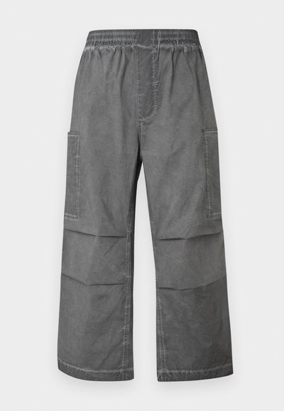 Grå cargo bukser med elastisk midje, to sidelommer og et avslappet vid ben design. Stoffet har en teksturert, krøllete utseende.