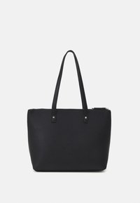 Sac fourre-tout noir en matériau synthétique texturé, doté de deux longues poignées et d'une fermeture éclair, avec des accentuaions en métal argenté.