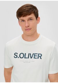 s.Oliver MIT FRONTPRINT - T-shirt print - weiß
