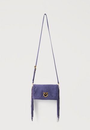 Fialová semišová kabelka cez rameno s dlhým nastaviteľným remienkom, zlatou sponou s dvoma vtákmi a strapcami po stranách.