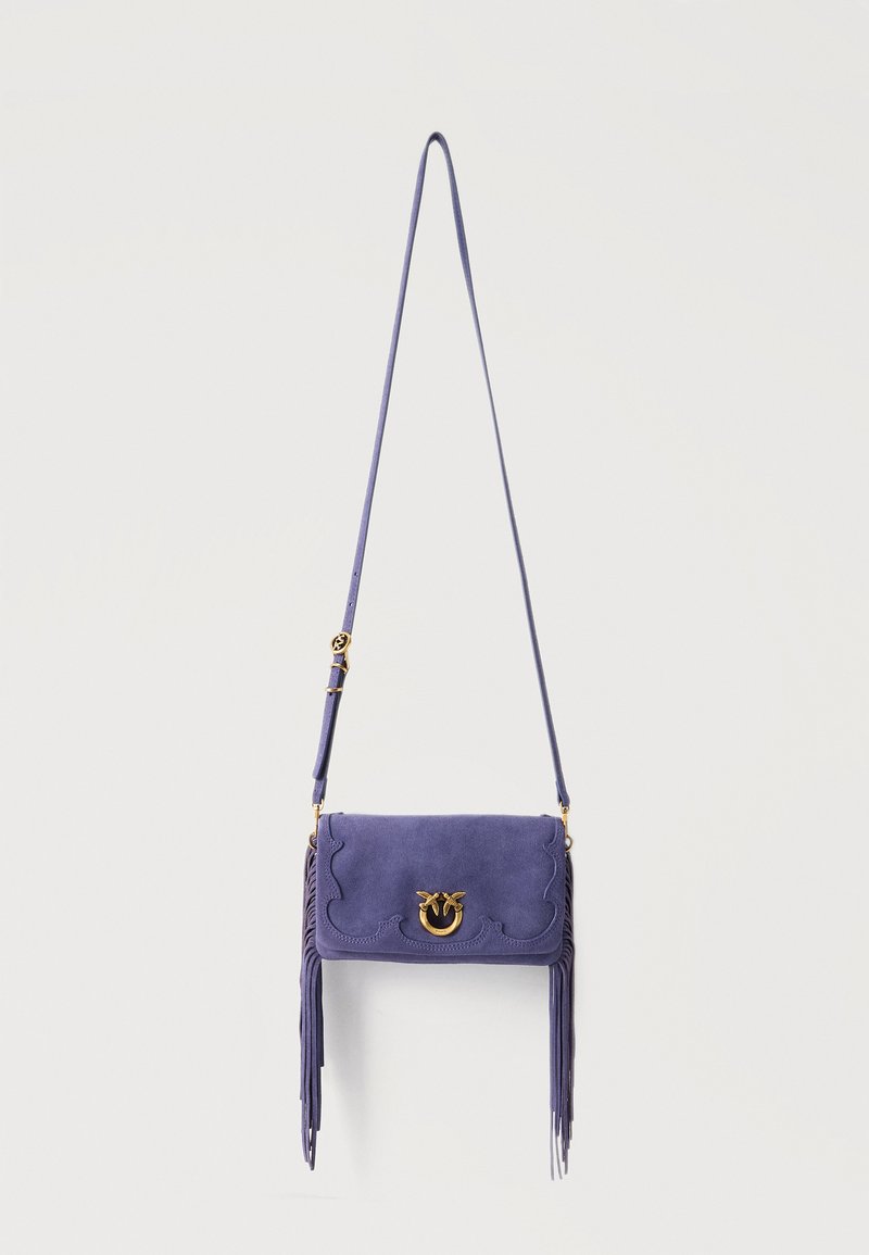 Μοβ τσάντα χιαστί από σουέντ με μακριά ρυθμιζόμενη λουρίδα, επίχρυσο κούμπωμα με δύο πουλιά και διακοσμητικά κρόσσια στα πλαϊνά.