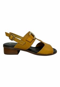 Sandalia de cuero amarillo tipo slingback con punta abierta, hebilla decorativa y un tacón bajo tipo bloque. Presenta costuras en contraste y una plantilla texturizada.
