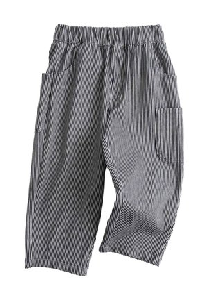 Løst siddende sorte og hvide bukser med lodrette striber, elastisk talje og flere lappelommer.