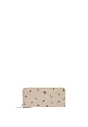 Beżowy portfel zapinany na suwak, z małym białym kwiatowym wzorem i złotym suwakiem na białym tle.