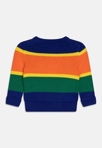Sweter dzianinowy z poziomymi paskami w kolorze pomarańczowym, żółtym, zielonym i granatowym. Żebrowane mankiety i dół oraz klasyczny krój z okrągłym dekoltem.
