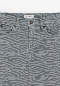 Shorts en denim gris avec un motif à rayures zèbre, design à cinq poches, fermeture à bouton en métal et étiquette de marque à la taille.