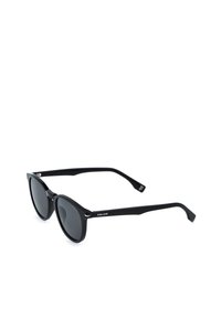 Lunettes de soleil à monture plastique noire, verres foncés, forme légèrement arrondie, et logo "POLICE" sur les branches.
