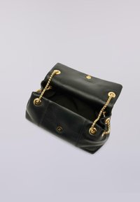 Černá kožená kabelka se zlatými řetězovými popruhy a kovovými detaily, s prostorným vnitřkem a skládacím uzávěrem na vrchu.