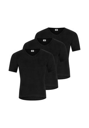 Trois t-shirts noirs unis à manches courtes et col en V disposés en rangée décalée sur fond blanc.