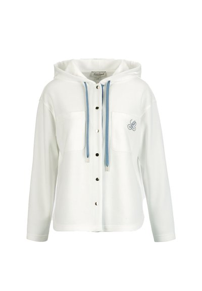 Geacă albă cu glugă și șnururi albastre, nasturi tip capse în față, două buzunare la piept și monogramă brodată pe buzunarul stâng.