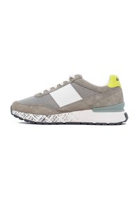 Sneaker in suede e mesh grigio con una striscia in pelle bianca, suola decorata, accentuazione verde sul tallone e lacci bianchi. Vista laterale.