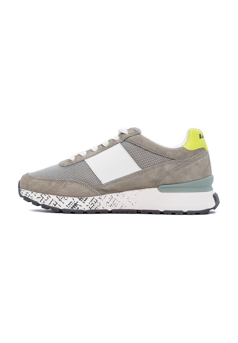 Sneaker in suede e mesh grigio con una striscia in pelle bianca, suola decorata, accentuazione verde sul tallone e lacci bianchi. Vista laterale.