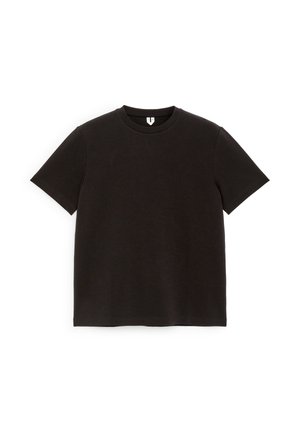 Schwarzes, kurzärmeliges T-Shirt mit Rundhalsausschnitt, flach auf einem weißen Hintergrund liegend.