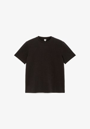 Camiseta negra lisa de manga corta con cuello redondo, extendida sobre un fondo blanco.