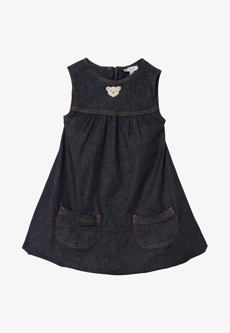Denimová šaty s kulatým výstřihem, dvěma předními kapsami, nařaseným korpusem a motivem medvěda. Tmavě modrá látka s kontrastním stehem.