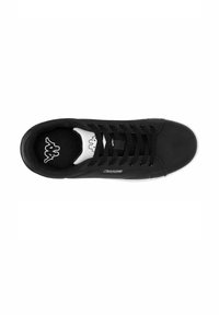 Sneaker nera con tomaia in pelle liscia, punta tonda, colletto imbottito e lacci neri. Accento bianco sul logo e sulla suola. Design minimalista.