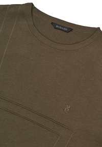 Zielona oliwkowa dzianinowa sweter z okrągłym dekoltem, subtelnym logo w tym samym odcieniu na klatce piersiowej oraz widocznymi detalami szwów. Gładka textura.
